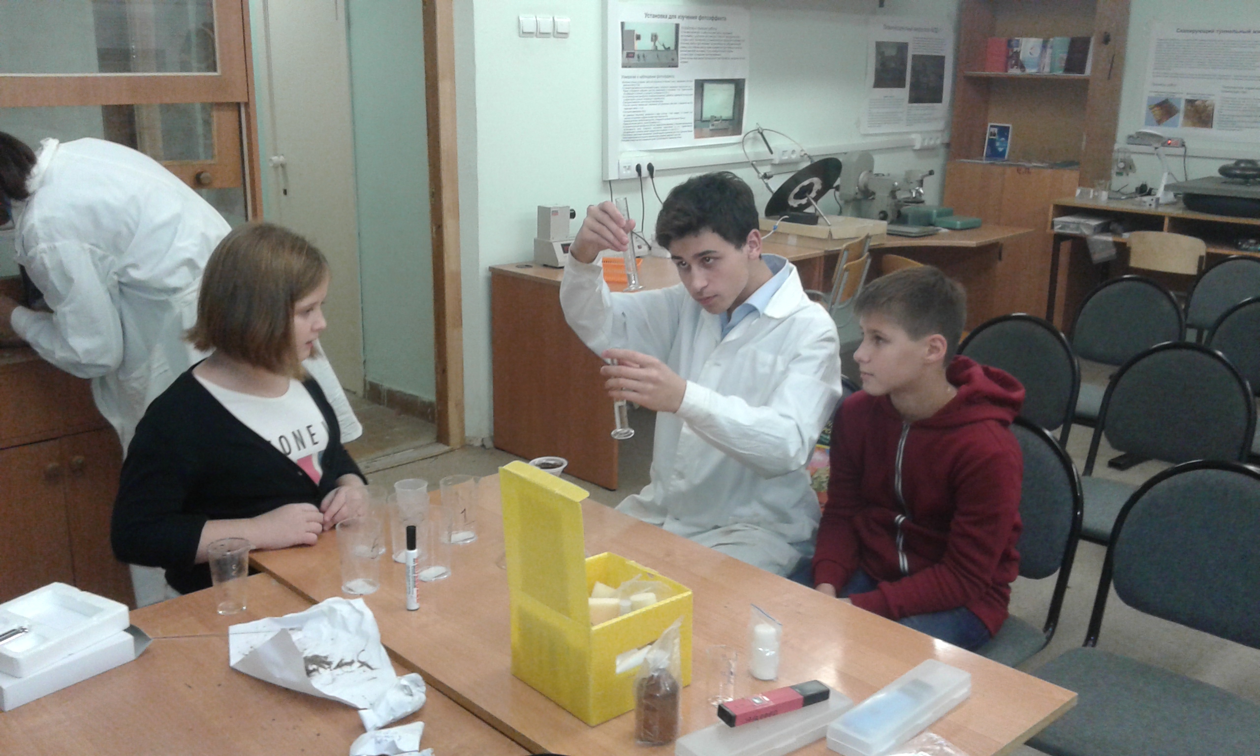 Никита Самойлов обучает ребят проведению биологических экспериментов